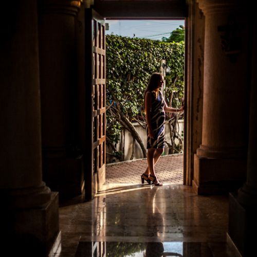 En la puerta de la iglesia / At the church's door